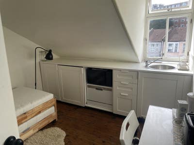 Cosy attic room, 5 mins from station  Main Photo