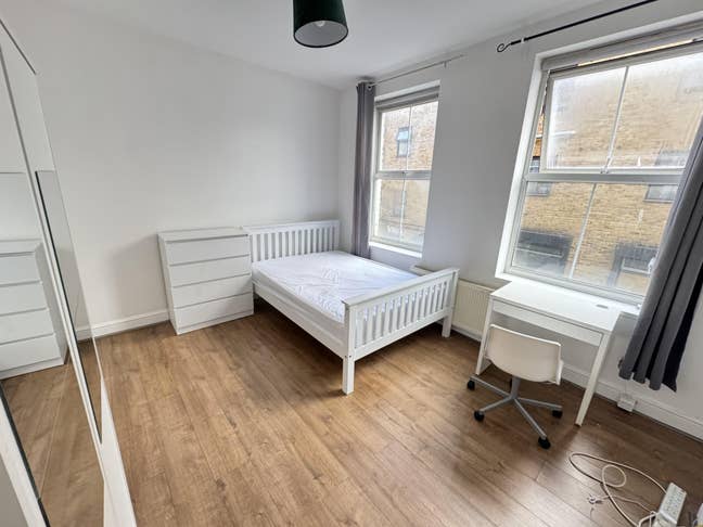 Bright Spacious Room Available Now to Move Im Asap Main Photo