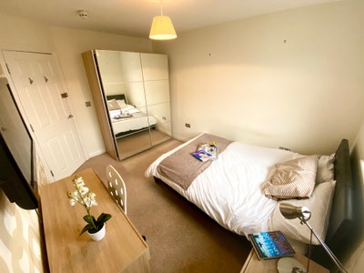 Elegant Room near M4! Superb Main Photo
