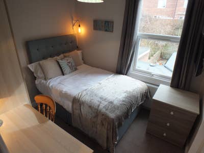 Elegant Rooms walking distance to the Town Centre Main Photo
