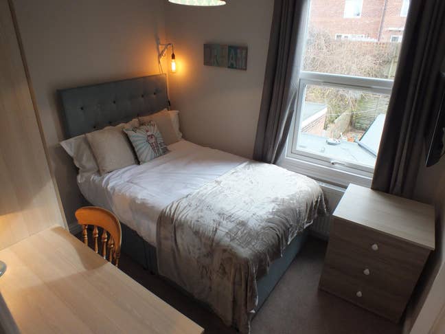 Elegant Rooms walking distance to the Town Centre Main Photo