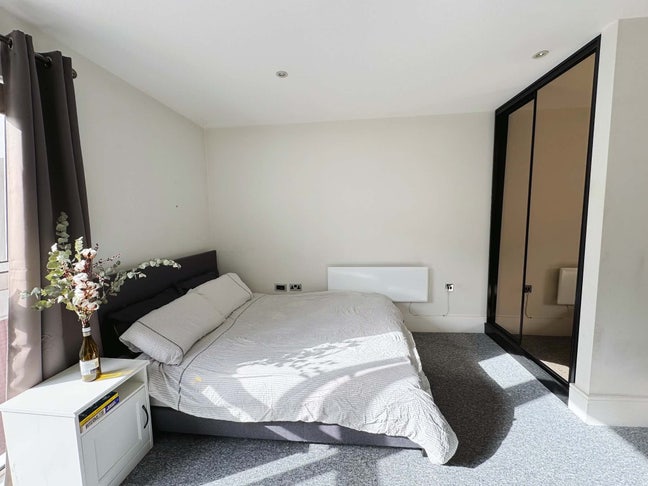 Spacious 2 bed | Own bathroom | Clapham North Main Photo