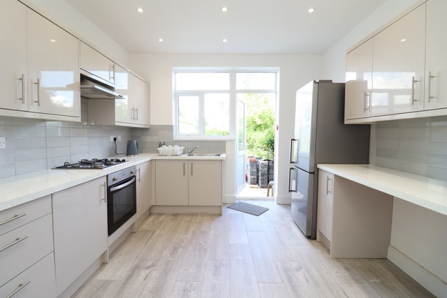Large Room - Morden SM4 - Best Price Available!! Main Photo