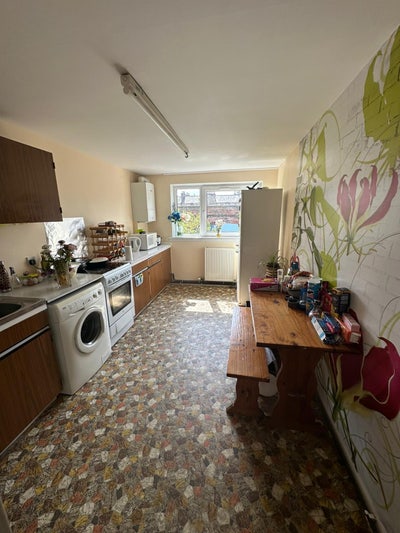A bright and spacious double bedroom Main Photo