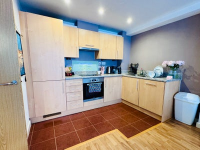 Ready to move in Double Room next Train station.  Main Photo