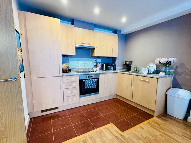 Ready to move in Double Room next Train station.  Main Photo
