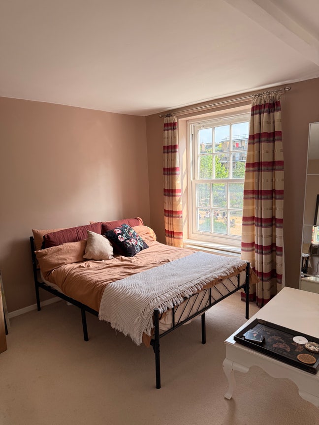 Large, bright double bedroom - near Vauxhall sta  Main Photo