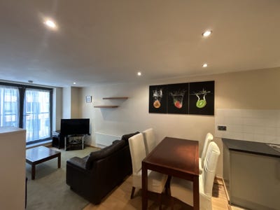 2 DBL Bedrooms & 2 Bathrooms   (1En-Suite) Main Photo