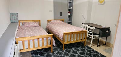 Ensuit room 2 single beds/sperate lounge+kitchen  Main Photo