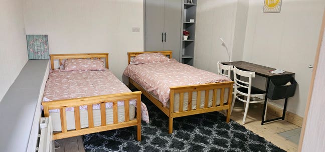 Ensuit room 2 single beds/sperate lounge+kitchen  Main Photo