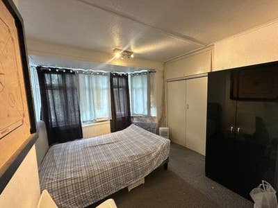 Double Room to let - TW13  Main Photo