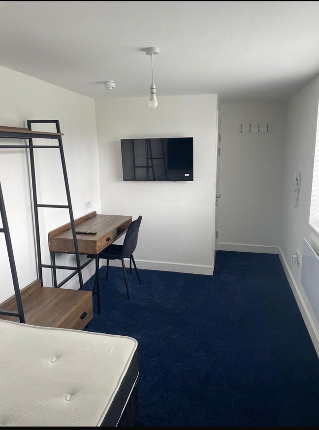 Large Double Room,Private Bathroom,Bills Included Main Photo