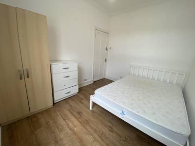 Bright/Spacious/Fully Furnished/All Bills Inlcuded Main Photo