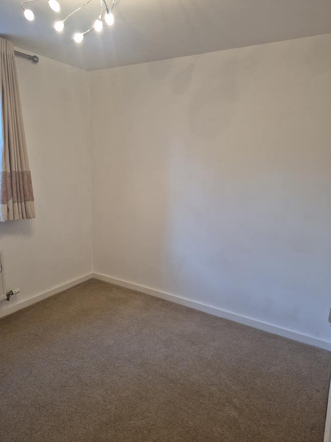 Spare room for rent Main Photo