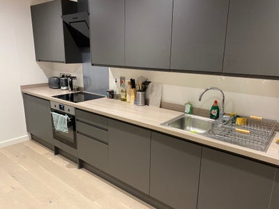En-suite in New Large 2 Bed Apartment Ealing  Main Photo