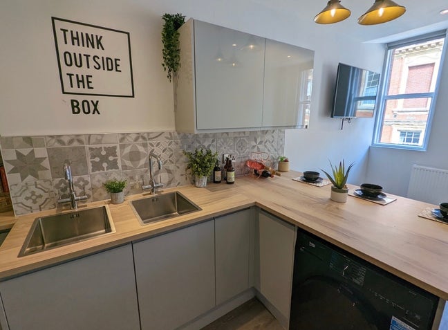 En-Suite Double Bedroom in City Centre bills inc Main Photo