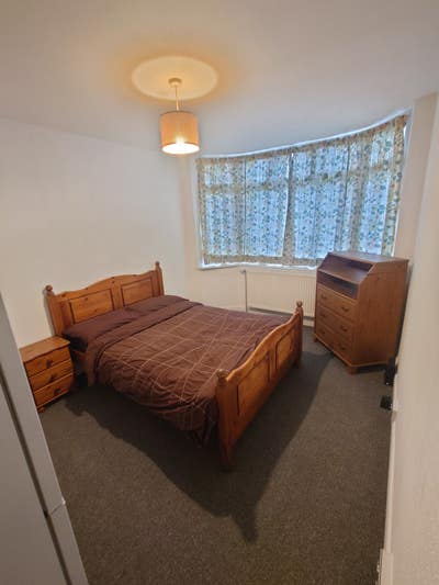 Large Double room near Heathrow  Main Photo
