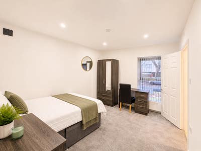 ** NEW LARGE En Suites Stirchley -No Bills To Pay! Main Photo