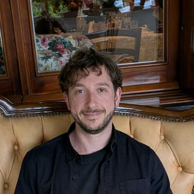 Professional Male seeks a double room Main Photo