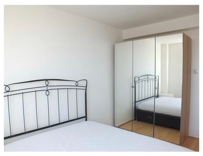 One double room available in a two bedroom flat Main Photo