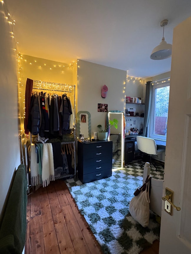Private room in London Fields house! Main Photo