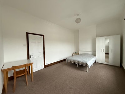 Large Double Room | Near Cardiff City Centre  Main Photo