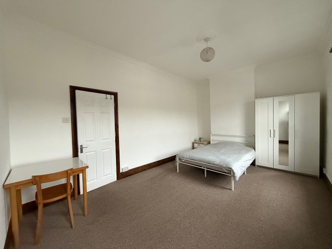 Large Double Room | Near Cardiff City Centre  Main Photo