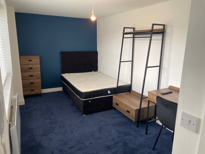 Large Double Room,Private Bathroom,Bills Included Main Photo