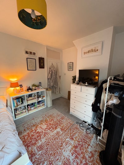 Large double room in beautiful garden flat Main Photo