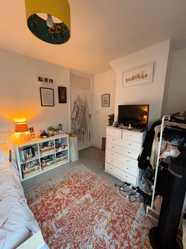 Large double room in beautiful garden flat Main Photo