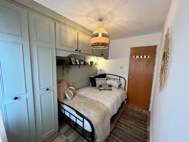Small Double Friendly Professional Flatmate Wanted Main Photo