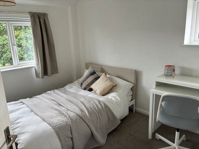 Large sunny double bedroom Main Photo