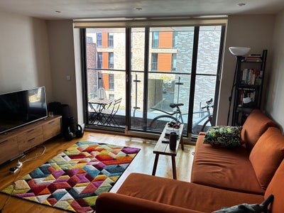 Modern double en-suite near Tube station Main Photo