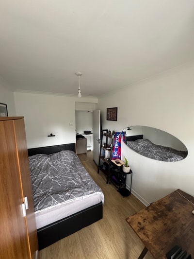 Large Double Room Available for 1 Week in June Main Photo