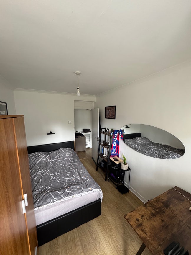 Large Double Room Available for 1 Week in June Main Photo