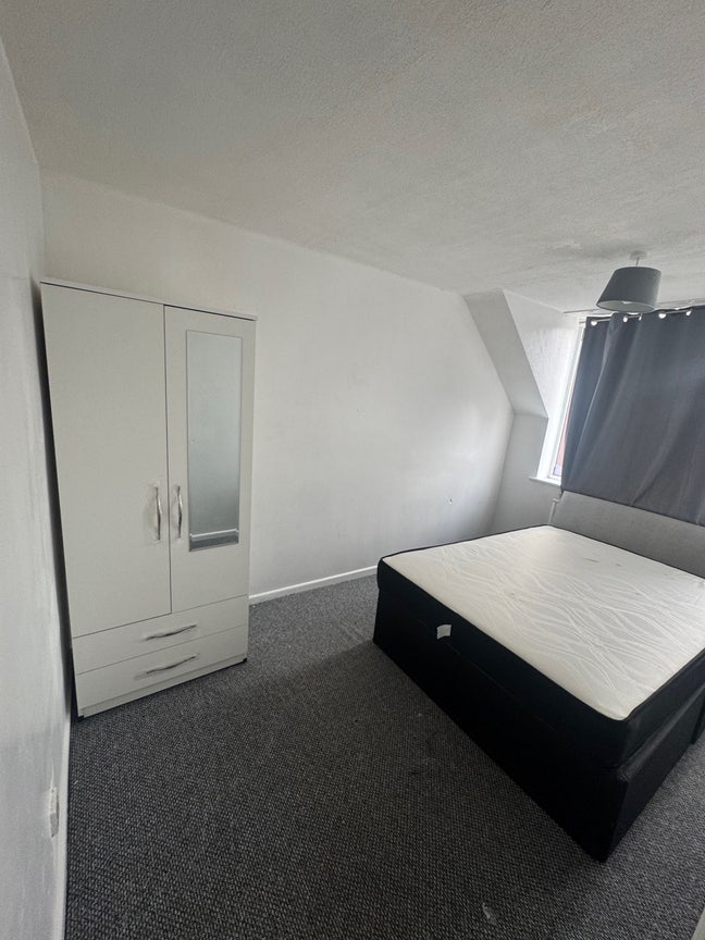 En-suite room furnished  Main Photo