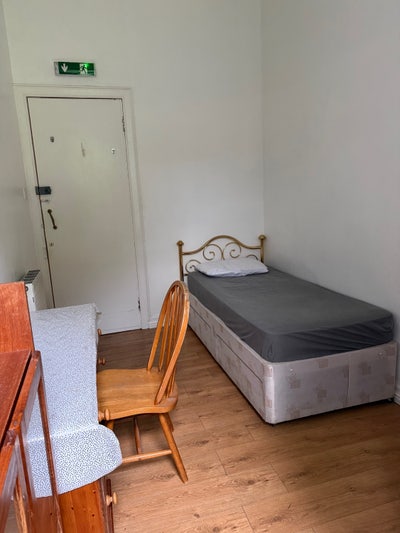 Bedroom Very Near Ibrox Underground Station Main Photo