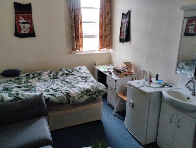 Cheap SUBLET,13.-27.06.,Double r., West Kensington Main Photo