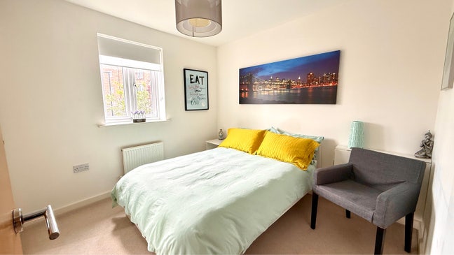 Modern Double Room WITH Private Bathroom.  Main Photo