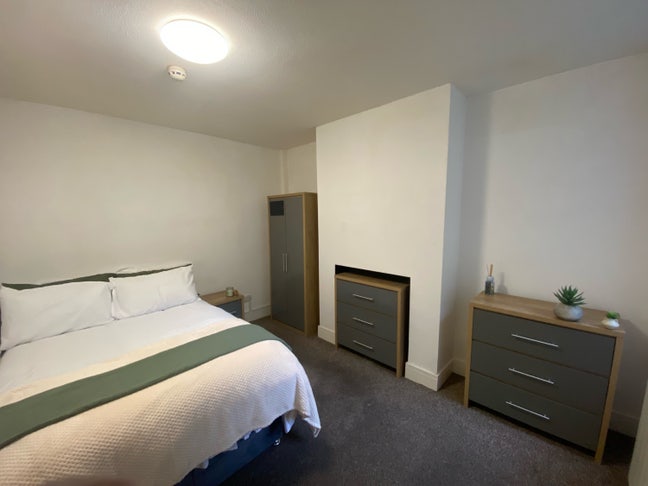 1/2 Price Deposit & Only 2 Weeks Upfront Rent! Main Photo