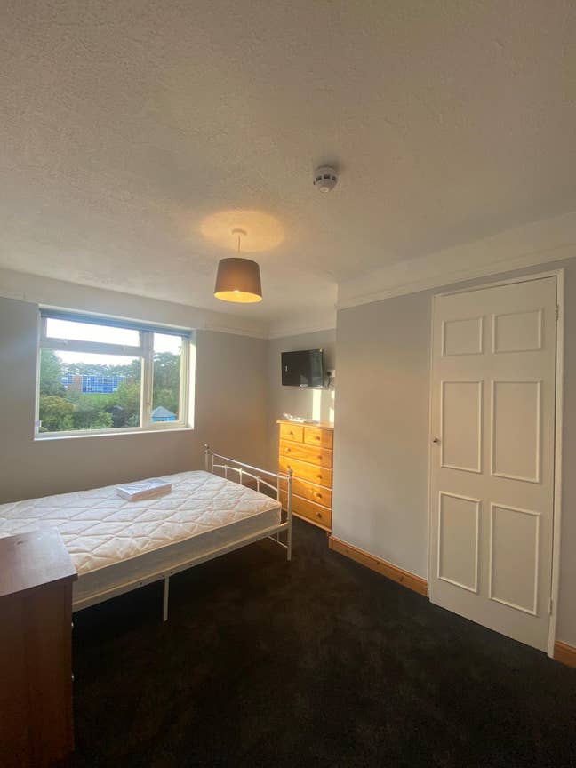 Large double room with private bathroom Main Photo