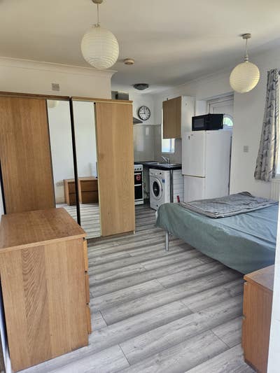 Private Studio in Heathrow/Harlington/Bath Road  Main Photo