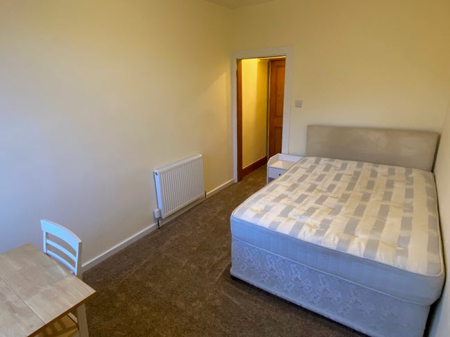 Ensuite or regular room in lovely remodelled flat Main Photo
