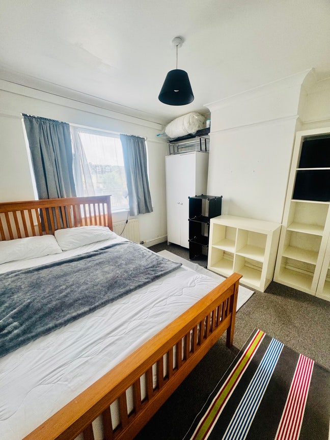 A Bright Clean Room  Main Photo