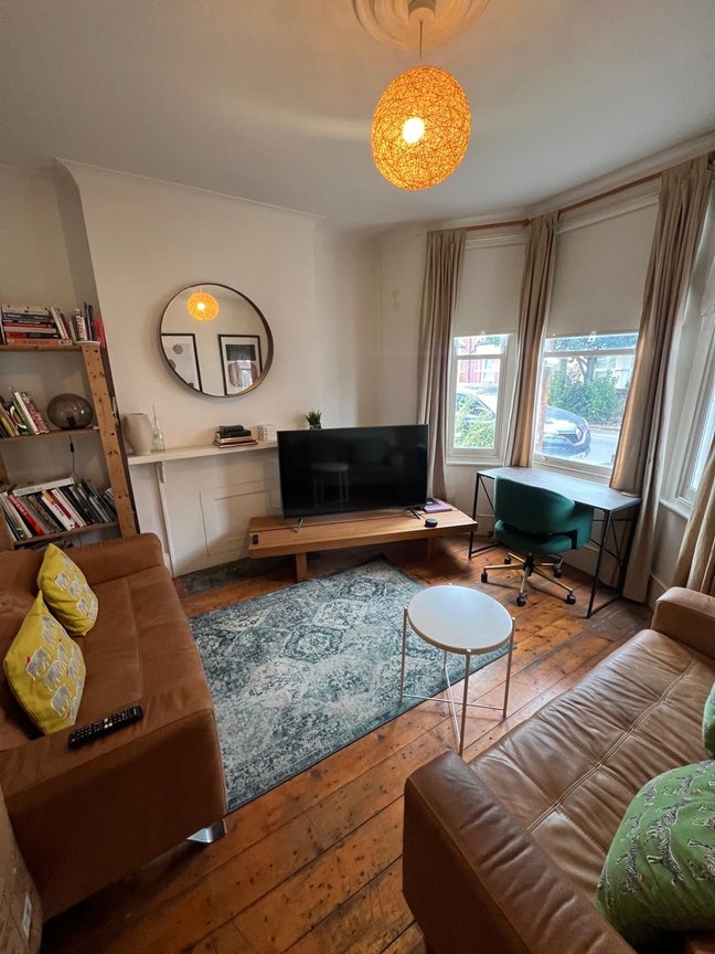 Medium Room Available In Seven Sisters - Tidy Home Main Photo