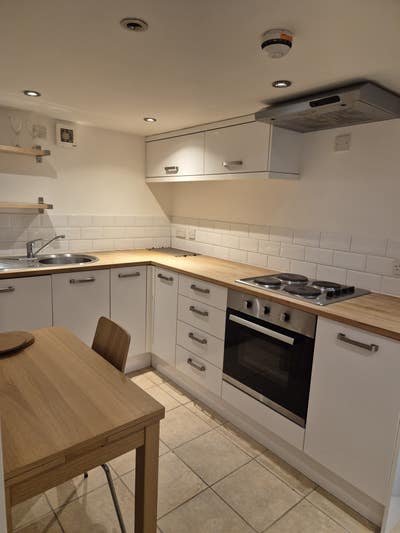 Bed sit and flat in house close to centre Main Photo
