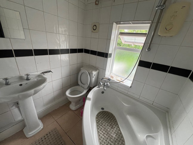 4 bedroom house available in WS10 Main Photo