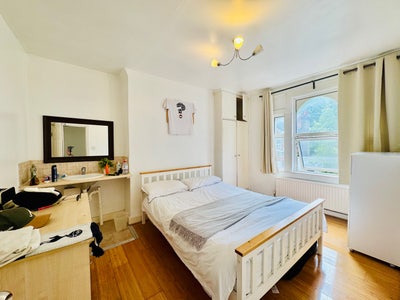 &pound;0 Deposit spacious room in prime Putney location Main Photo