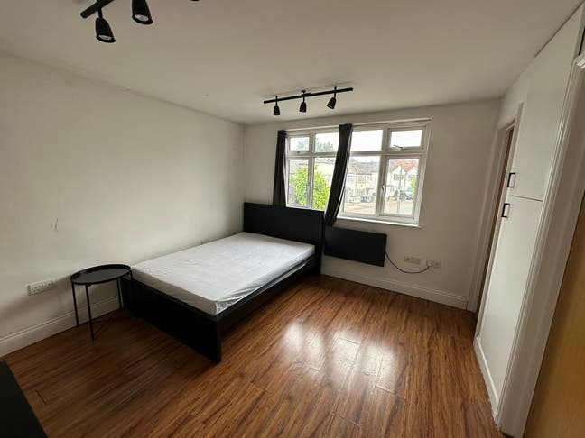 Modern Studio Flat Available – &pound;1,400 PCM Main Photo