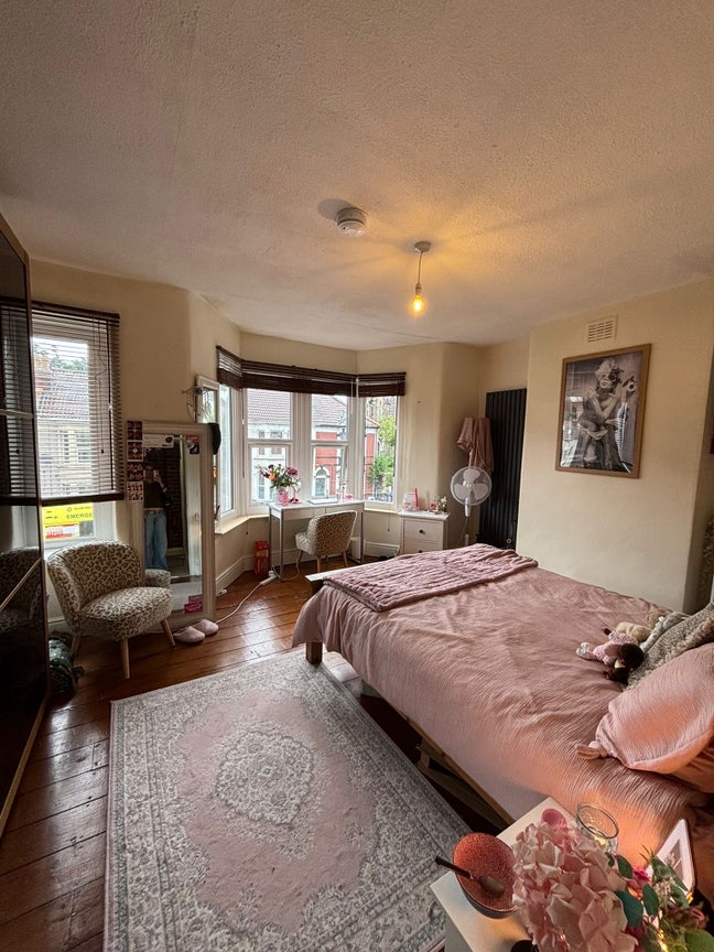 Large Room in Friendly Share House Main Photo